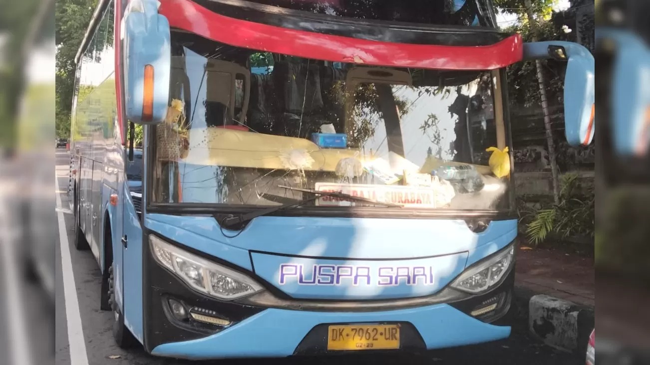 Kaca bus yang pecah akibat peristiwa pelemparan batu di Jalan Raya Singaraja-Gilimanuk.