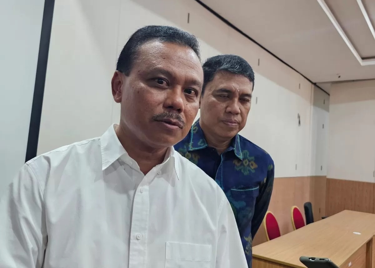 TUNGGU PUSAT: Sekda Provinsi Bali Dewa Made Mahendra siap melaksanakan putusan SD dan SMP gratis (NI KADEK NOVI FEBRIANI/radarbali.jawapos.com)
