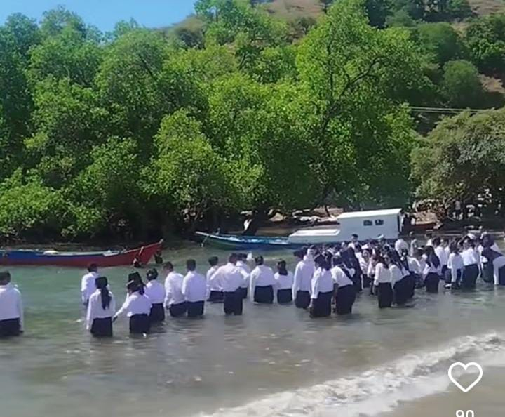 Sejumlah CPNS di TTU terima SK di tengah laut