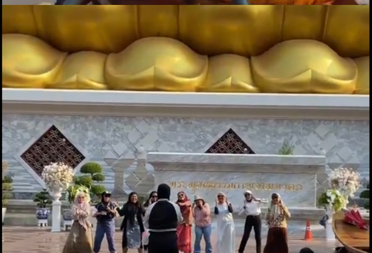 Sejumlah turis Indonesia membuat konten berjoget di kuil suci Thailand