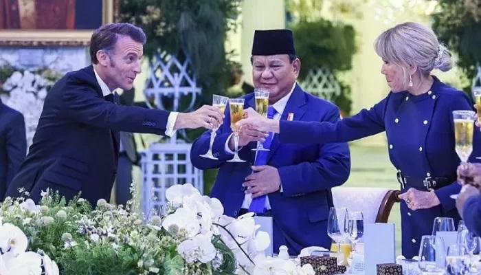 Presiden Prabowo Subianto bersama Presiden Prancis Emmanuel Macron dan istri Brigitte Macron saat gala dinner di Istana Negara, Jakarta, Rabu (28/5/2025). (ANTARA/Galih Pradipta)