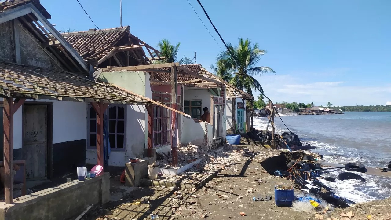 Rumah warga di Desa Banyubiru, Jembrana, Bali rusak parah gara-gara abrasi.