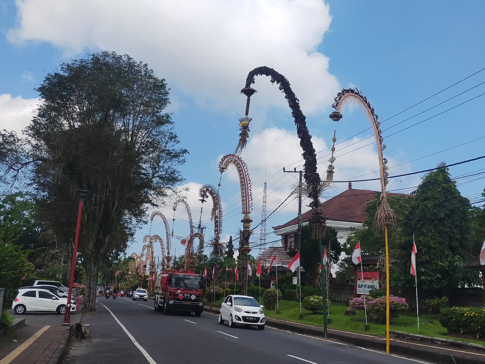 Penjor HUT Kota Bangli masih berdiri, Jumat (30/5/2025).