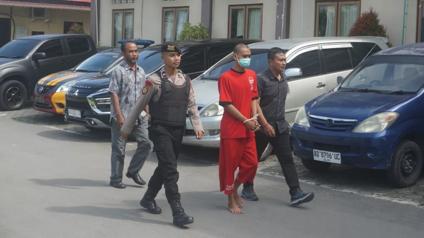 Pemuda asal Bayat, Klaten berinisial NCM, 22 dibekuk Polres Klaten karena menembak temannya sesama anggota perguruan silat dengan airsoft gun. (Angga Purenda/Radar Solo)