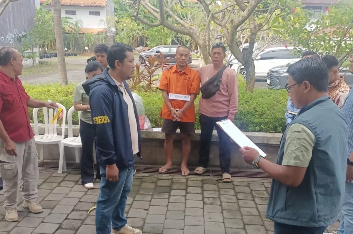 REKA ULANG: Galuh Widy Asmoro, 26, peragakan aksi pembunuhan terhadap Remi Yuliana Putri, 36, Rabu (28/5/2025) (ANDRE SULLA/radarbali.jawapos.com)