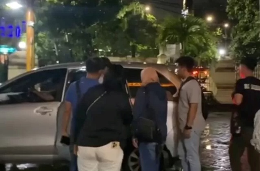 EVAKUASI : Empat orang diduga menjadi korban dugaan penyekapan di Jalan Kedung Anyar, Surabaya.