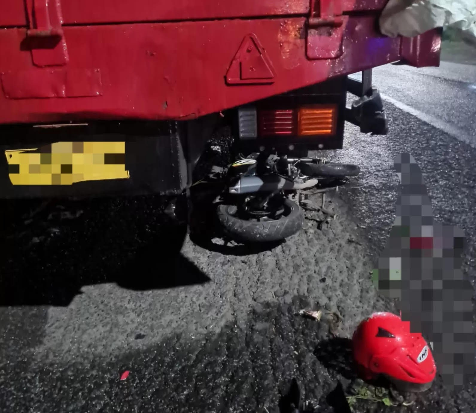 KOLONG TRUK : Kondisi sepeda motor berada di bawah truk usai kecelakaan di Jalan Raya Kemangsen, Balongbendo, Sidoarjo.