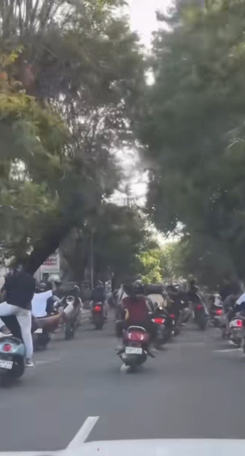 UGAL-UGALAN: Aksi pemuda naik motor ugal-ugalan di Jalan Raya Puputan Renon pada hari Sabtu, 31 Mei 2025.