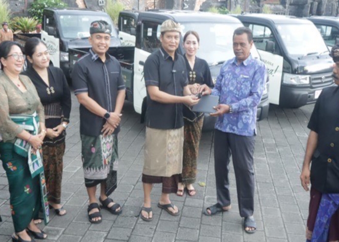 DISERAHKAN : Penyerahan tahap kedua program mobil pikap harmoni untuk desa dan desa adat di Jembrana, Sabtu (31/5).