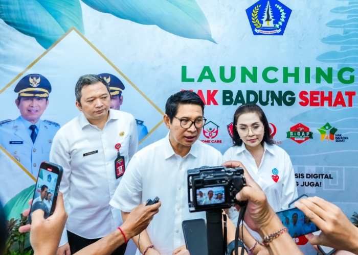 LAUNCHING: Bupati Wayan Adi Arnawa didampingi Ketua TP. PKK Badung Nyonya Rasniathi Adi Arnawa dan Kadis Kesehatan Badung dr. Made Padma Puspita, melaunching Program Nak Badung Sehat di Puspem Badung.
