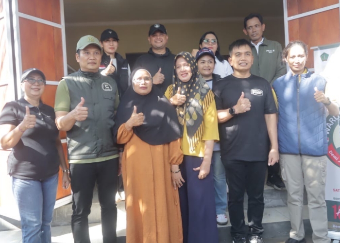 Penyerahan bantuan Program Bedah Warung Harmoni di Desa Pengambengan, Sabtu (31/5).