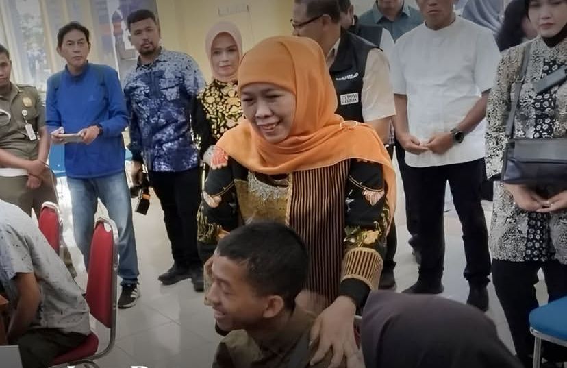IJAZAH: Gubernur Jawa Timur, Khofifah Indar Parawansa, menunjukkan kepedulian terhadap siswa SMK yang tak dapat ijazah.