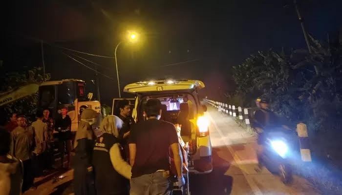 EVAKUASI: Proses evakuasi korban meninggal dalam kecelakaan di Jalan Ringroad Utara, Nglorog, Sragen, Sabtu (31/5/205).