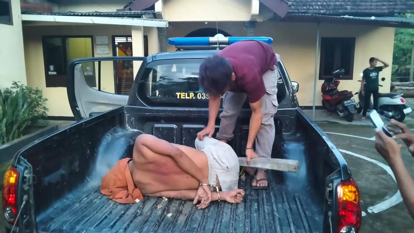Eko Armand Arifianto alias Slamet ditahan oleh Polsek Ngadirojo selepas melakukan aksi pembacokan terhadap tujuh warga di Desa Ledok Kulon, Desa Sidomulyo, Rabu (28/5) lalu.