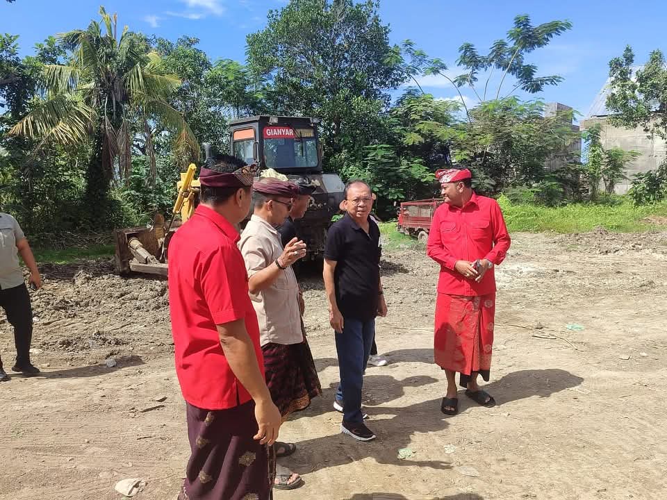 Gubernur Bali Wayan Koster Didampingi Bupati Gianyar I Made Mahayastra, Ketua DPRD Gianyar Ketut Sudarsana, dan Kepala Dinas Lingkungan Hidup Gianyar Ni Made Mirnawati Tinjau TPA Temesi Minggu (1/6).