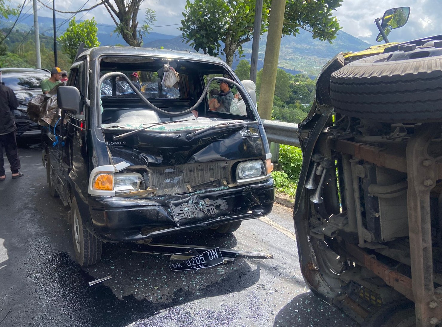 Pikap mengalami kerusakan akibat kecelakaan beruntun di Jalan Raya Kedisan-Penelokan, Kintamani, Kabupaten Bangli, Bali, Sabtu (31/5/2025).