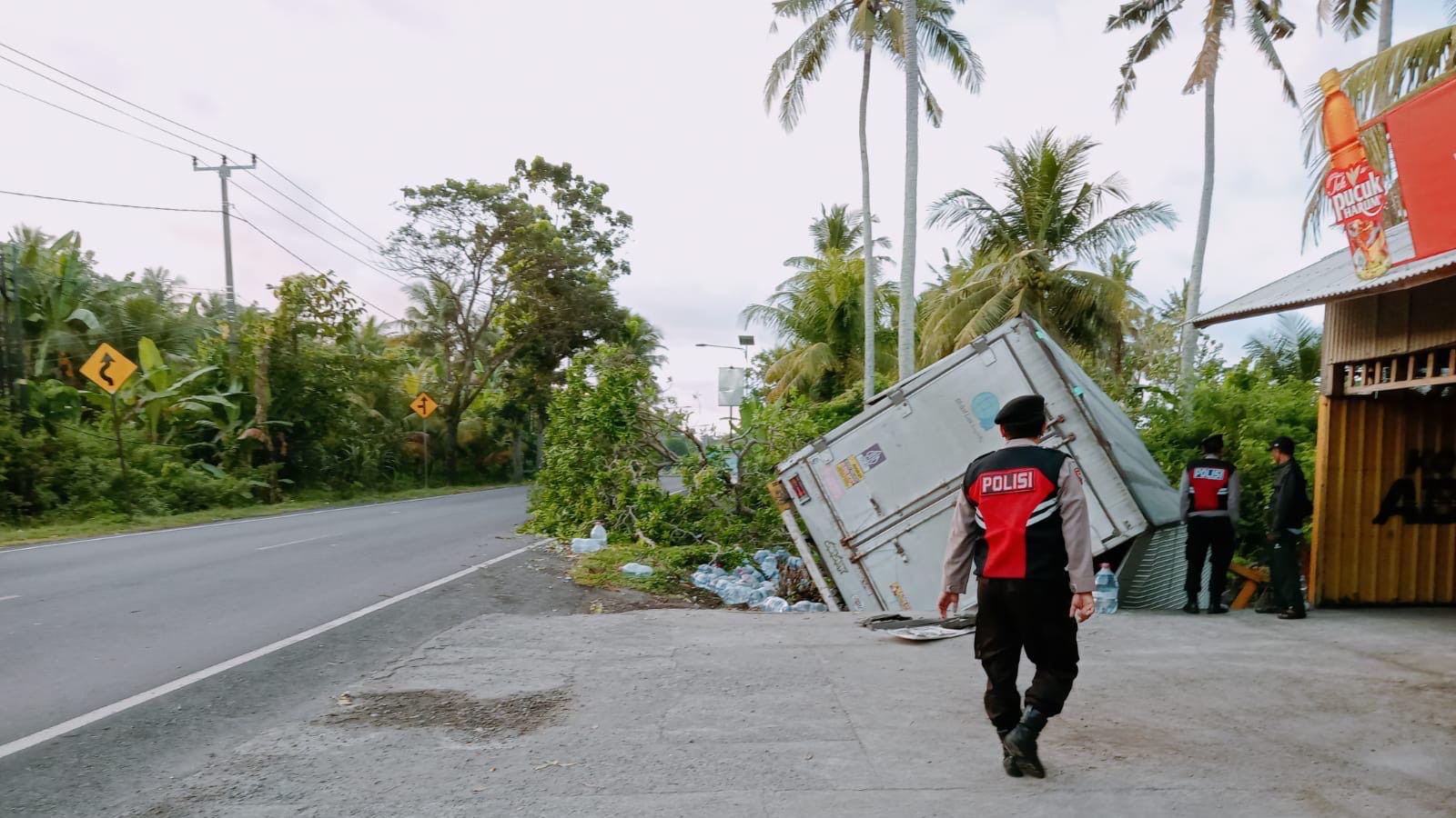 OC: Kondisi truk box Nopol N 8591 UV usai alami kecelakaan tunggal di Jalan Raya Denpasar-Gilimanuk KM 58-59 Desa Pengeragoan, Kecamatan Pekutatan, Jembrana, Senin (2/6).