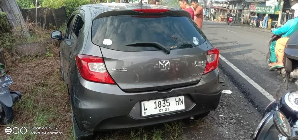 MOBIL: Mobil Honda Brio bernopol L 1835 HN yang dikemudikan oleh I Made Edi Purwanto (42), warga Lidah Kulon, Surabaya