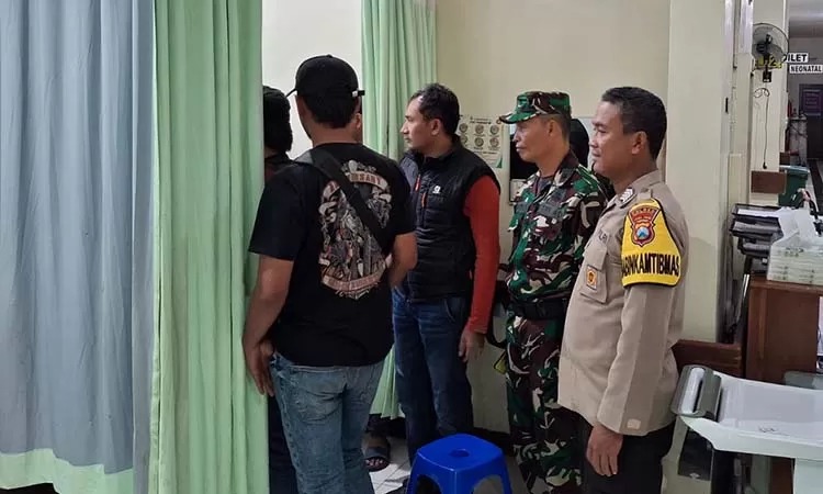 DIRAWAT: Petugas menjenguk korban yang dirawat di IGD RSUD akibat dibacok 4 kawanan perampok bertopeng.