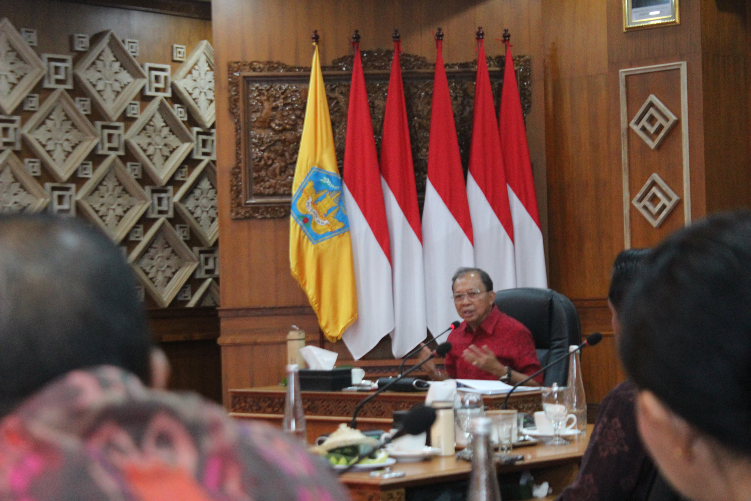 Gubernur Koster dalam rapat darurat bersama seluruh kepala perangkat daerah dan instansi vertikal se-Bali di Jayasabha, Denpasar, Sabtu (31/5).