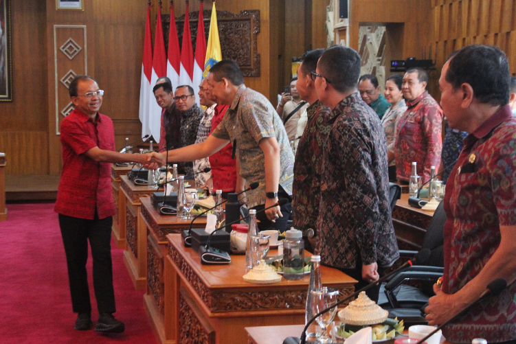Gubernur Koster dalam rapat darurat bersama seluruh kepala perangkat daerah dan instansi vertikal se-Bali di Jayasabha, Denpasar, Sabtu (31/5).