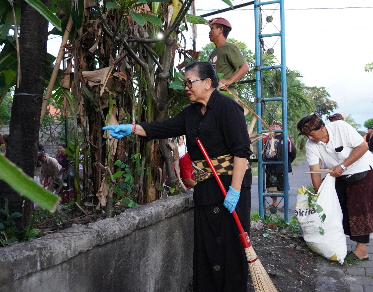 Putri Koster Turun Langsung Gotong Royong di Gianyar