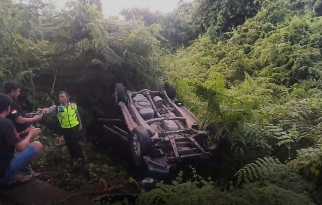 sebuah mobil Toyota Kijang Innova dengan nomor polisi B 2504 UFT menabrak bagian belakang truk Mitsubishi DK 8547 GM di jalur Denpasar-Gilimanuk