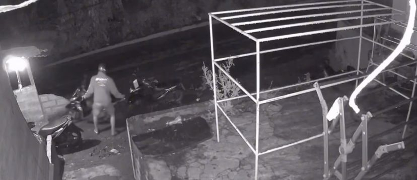 Aksi Pencurian Motor Terekam CCTV, Pelaku Gasak Satu Unit Vario di Depan JS Laundry