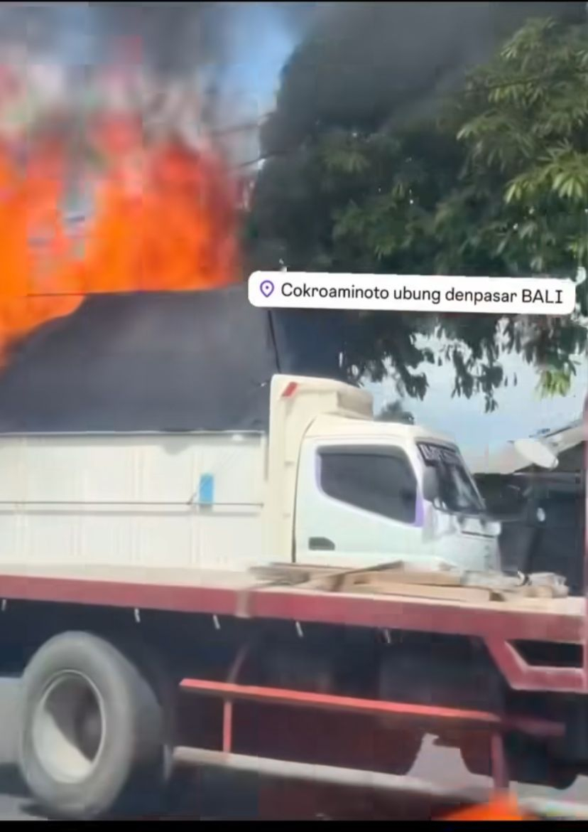 Truk terbakar di Jalan Cokroaminoto, Denpasar