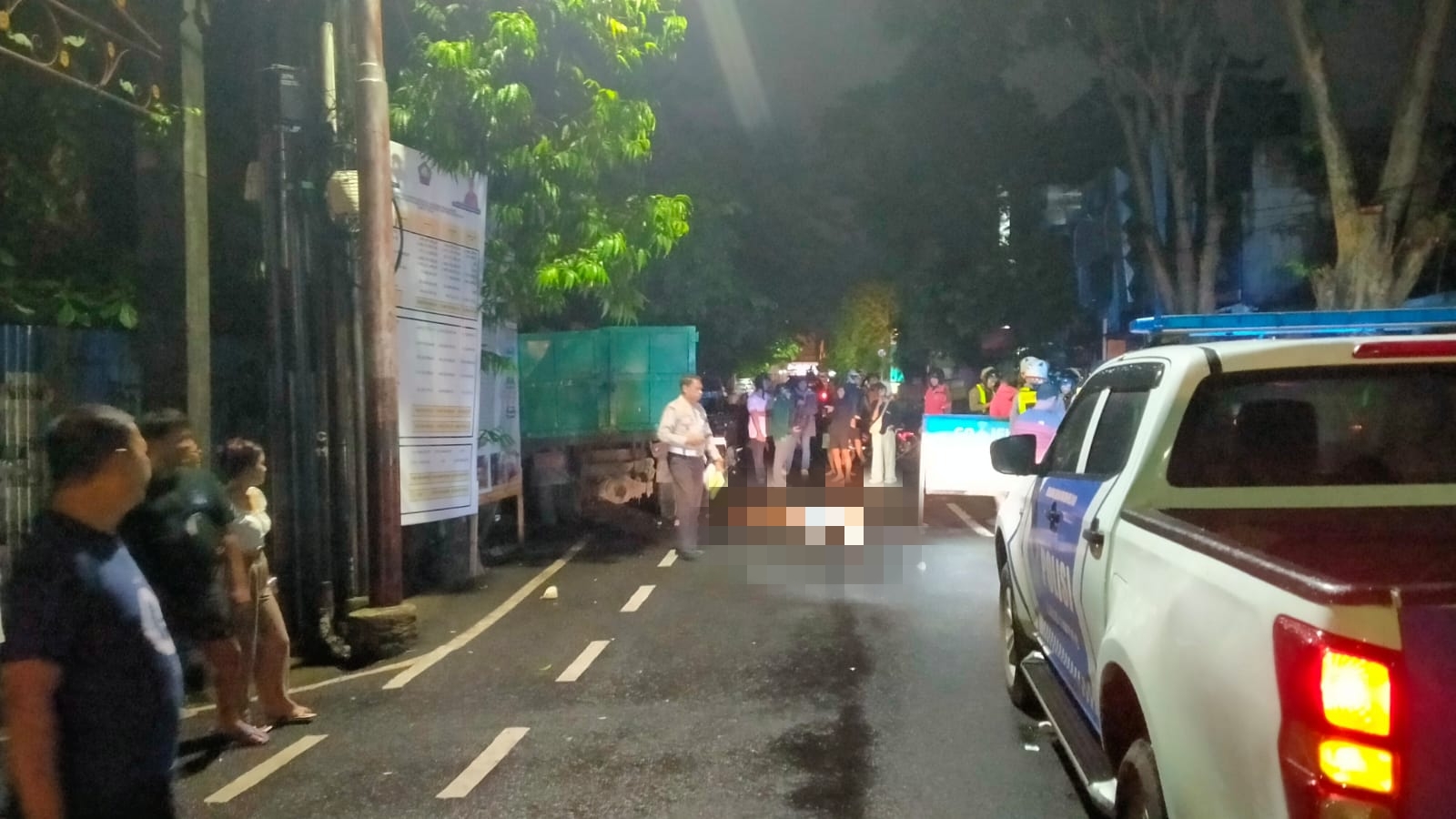 Petugas Satlantas Polresta Denpasar mendatangi TKP kecelakaan maut di Jalan Diponegoro. (Bali Express/Istimewa)