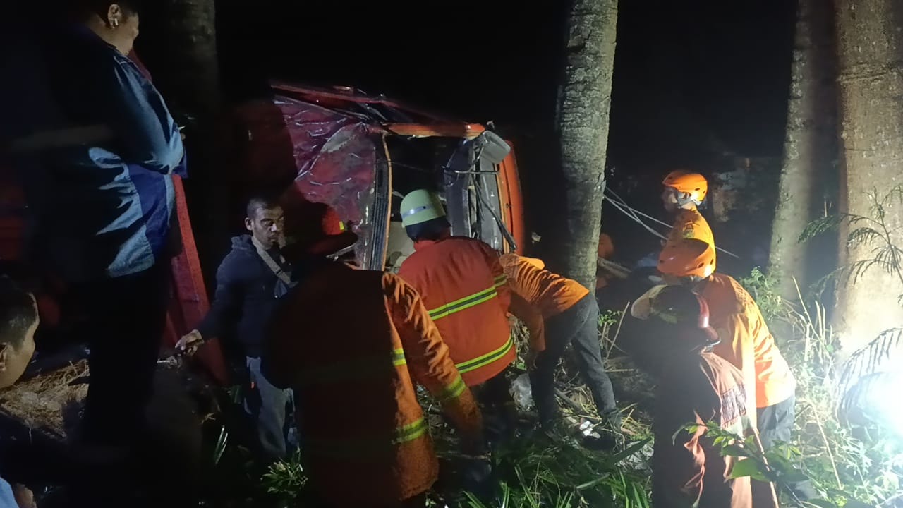EVAKUASI: Tim SAR gabungan mengevakuasi sopir truk pengangkut solar I Komang Sudarma yang mengalami kecelakaan tunggal di Banjar Dinas Kangkaang, Desa Kertamandala, Abang, pada Senin (2/6) malam.