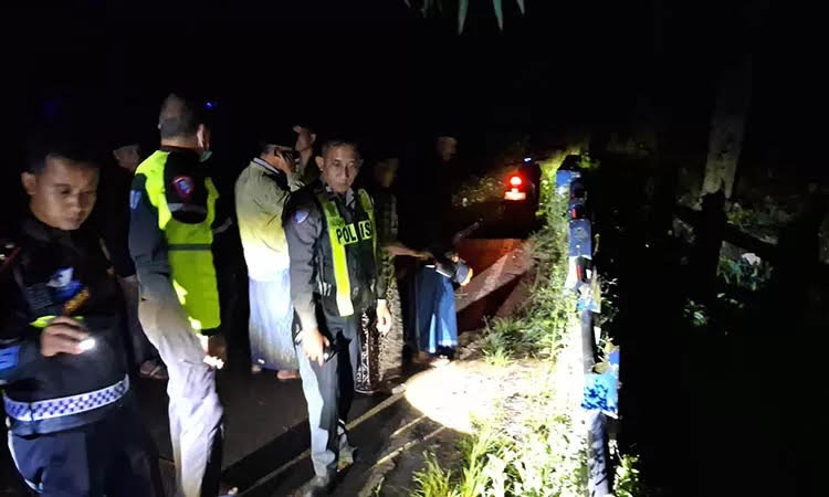 CARI: Petugas mengecek lokasi tempat korban jatuh. Kecelakaan itu membuat satu remaja meninggal dunia.
