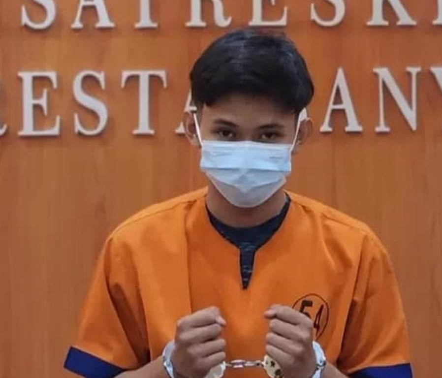 Kuncoro diambil gambarnya bersama barang bukti kasus dugaan pembunuhan usai menjalani penyidikan di Satreskrim Polresta Banyuwangi, Senin (2/6). (Polresta Banyuwangi)