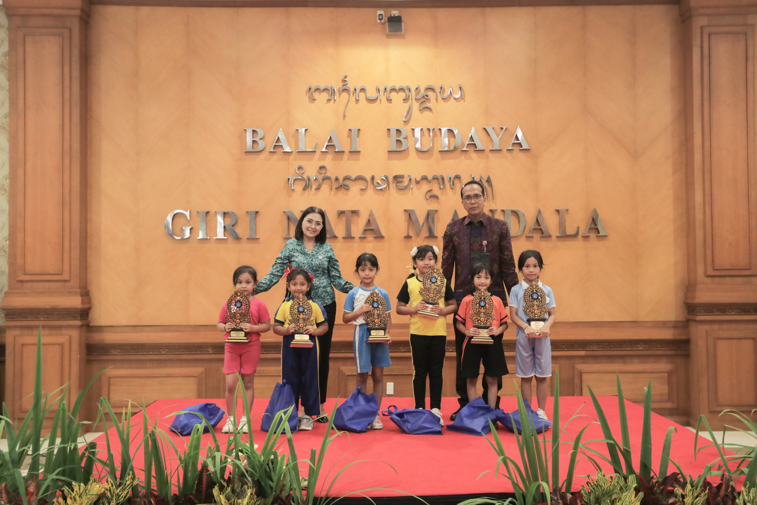 OMBA: Ketua TP. PKK Badung Nyonya Rasniathi Adi Arnawa membuka Lomba Penanaman Berkarakter Pancasila di Lobby Gedung Balai Budaya Giri Nata Mandala, Puspem Badung, Selasa (3/6).