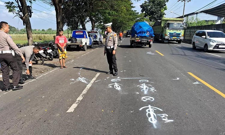 OLAH TKP: Petugas kepolisian melakukan olah TKP atas kecelakaan yang merenggut nyawa Mohammad Atim, 42, warga Dusun Luwung, Desa Beji.
