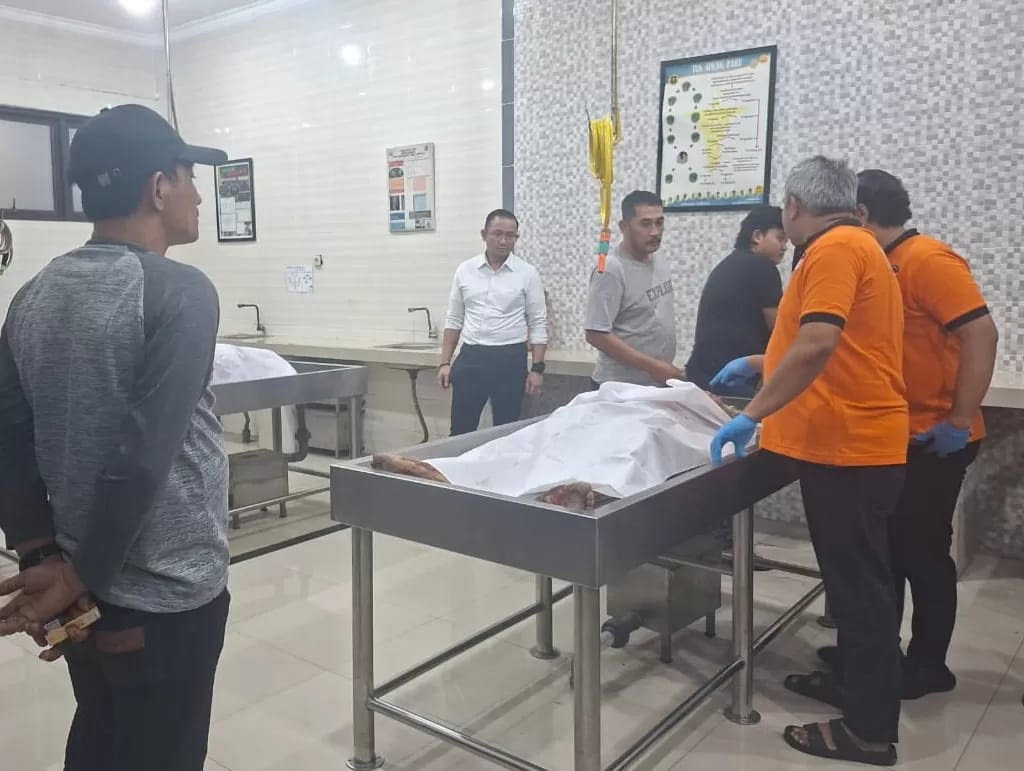 TEGAS : Polisi membawa jasad komplotan pelaku pembobol toko dan distributor rokok yang ditembak mati di Tol Sidoarjo.