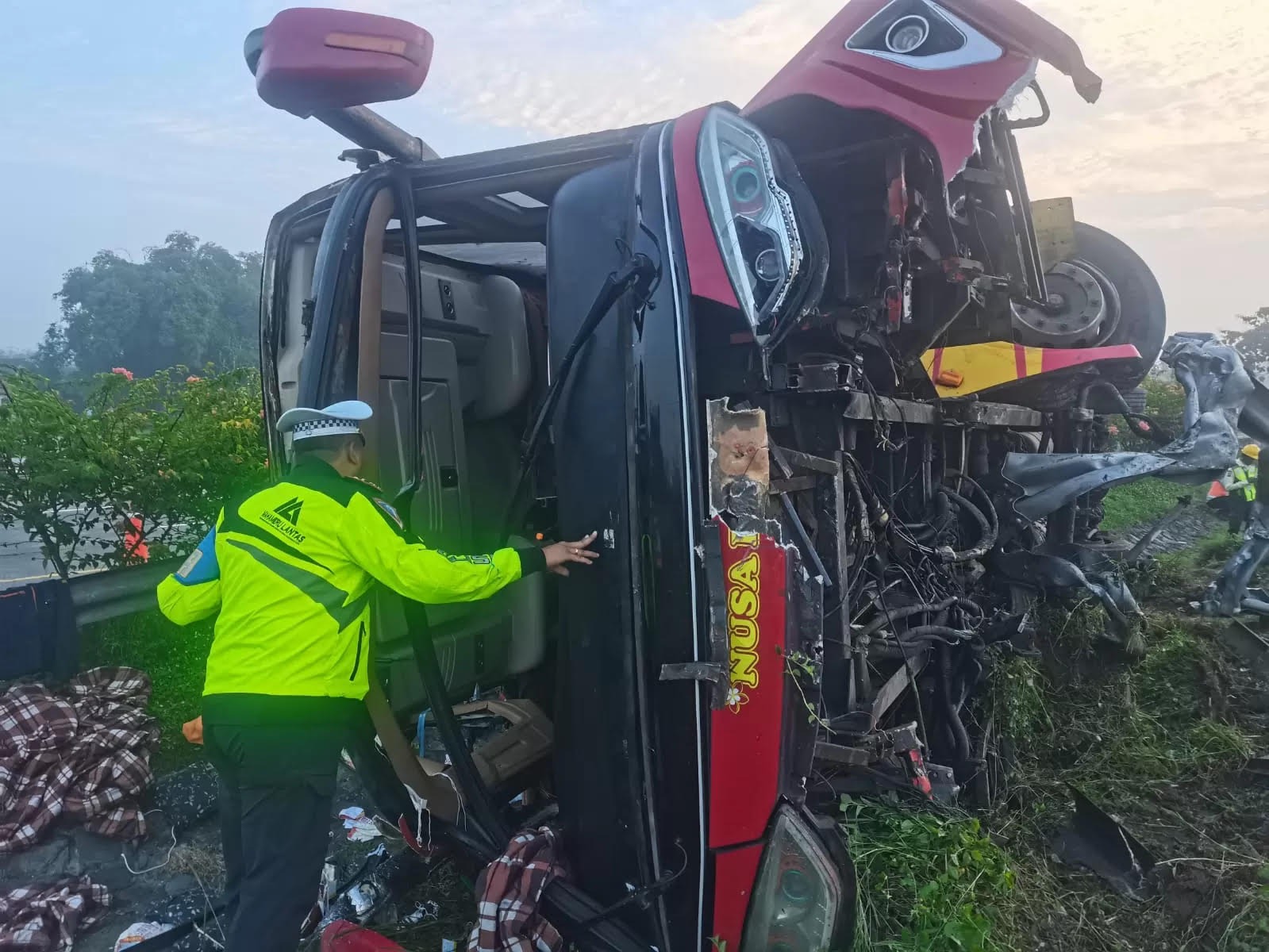 LAKA: Bus bernomor polisi B 7350 VGA milik perusahaan Nusa Bali yang membawa 36 penumpang dalam perjalanan dari Bali alami kecelakaan.