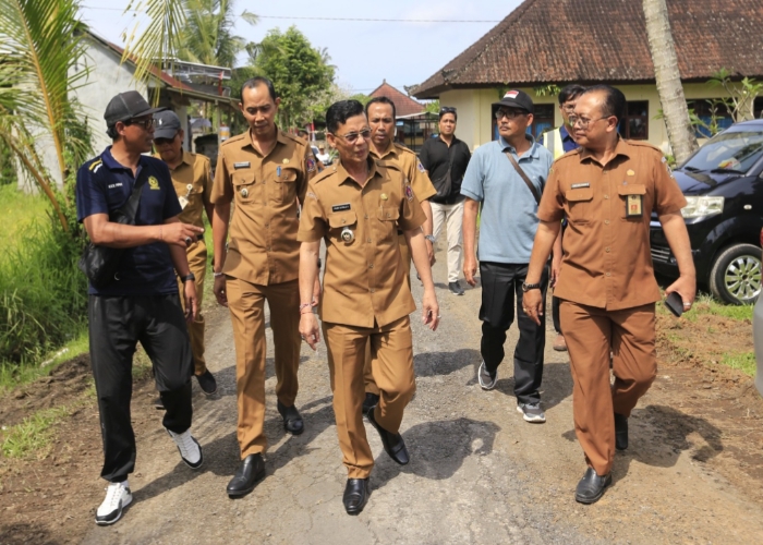AKSI NYATA : Bupati Klungkung I Made Satria dan Wakil Bupati Klungkung Tjokorda Gde Surya Putra melaksanakan berbagai program dalam 100 hari kerja.