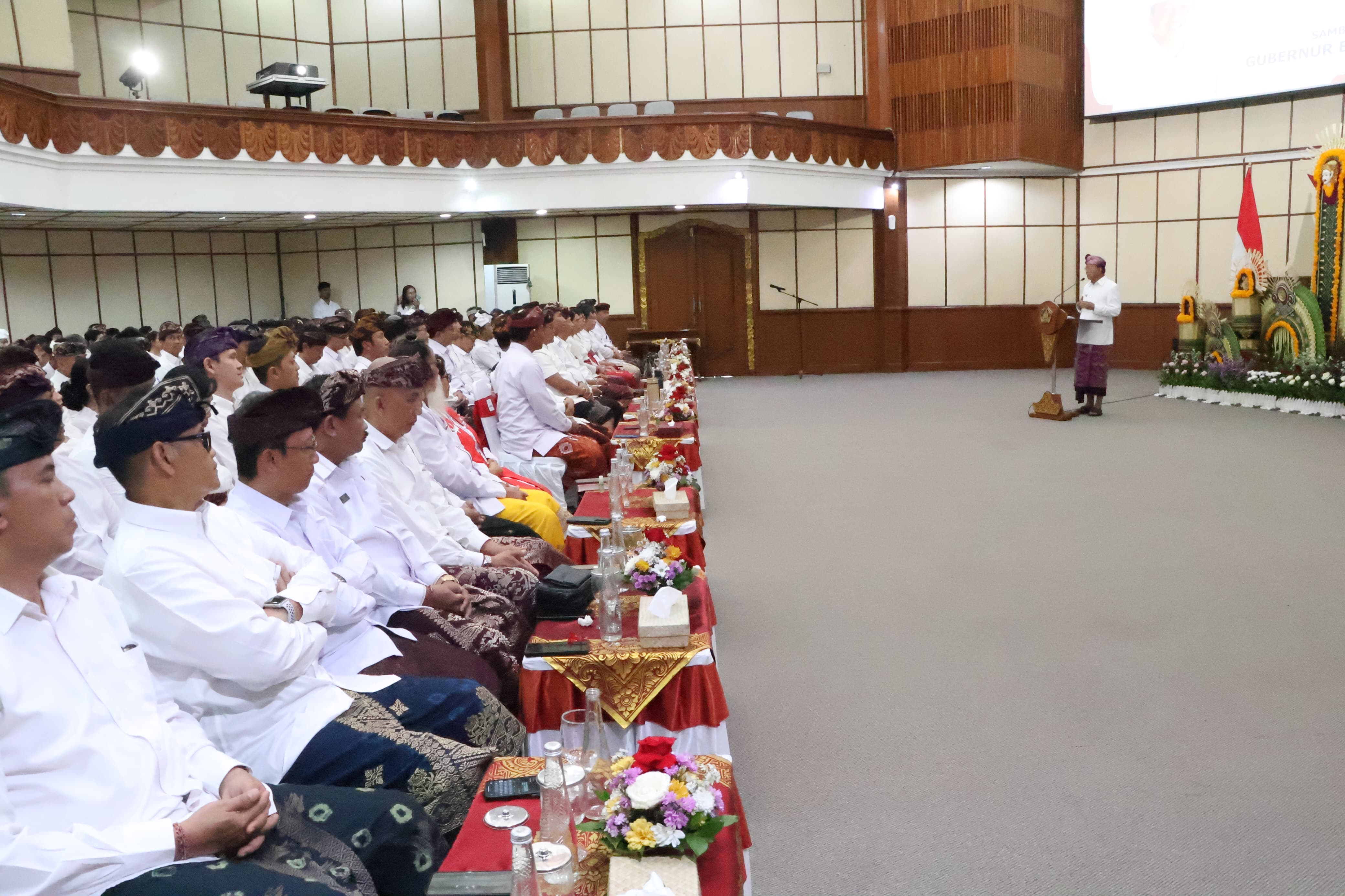 LAMBAN: Pelantikan pejabat administrator dan pengawas Pemprov Bali di Kantor Gubernur Bali, Senin (2/6)