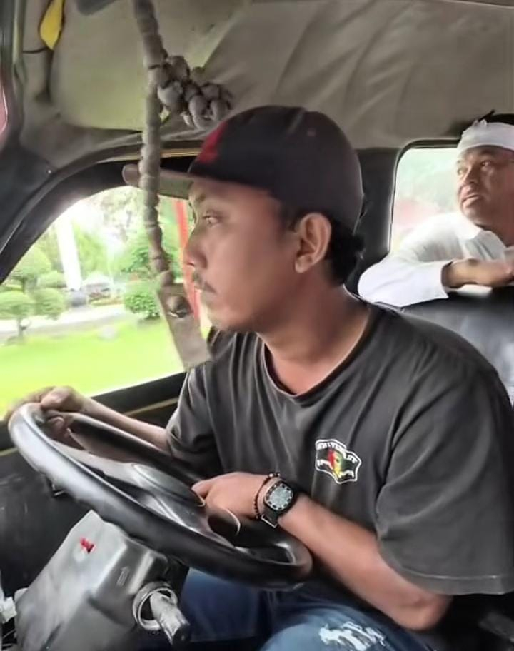 Dedi Mulyadi naik angkota saat kunjungan ke Cirebon