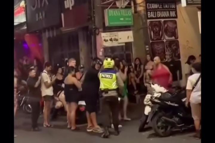 Dua Bule Adu Jotos di Jalan Seminyak Kuta, Jadi Tontonan Warga