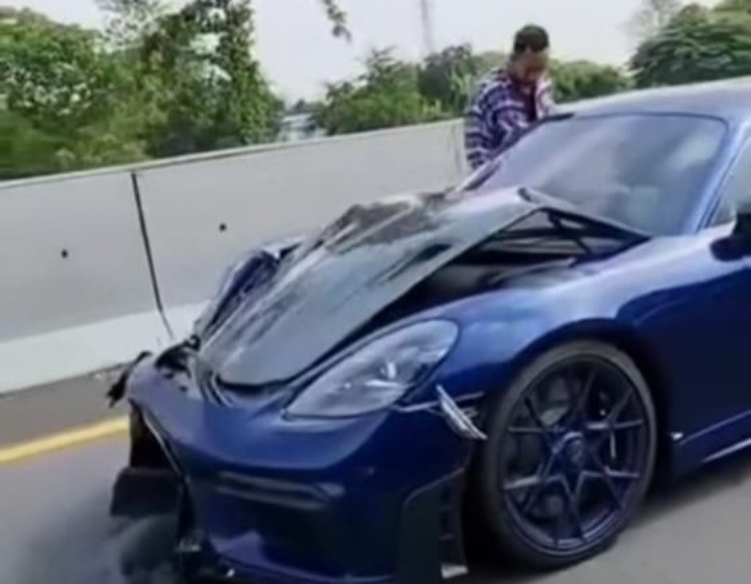 Mobil Porsche Tabrak Minibus di Tol Surabaya-Gempol, Tujuh Orang Terluka Termasuk Balita