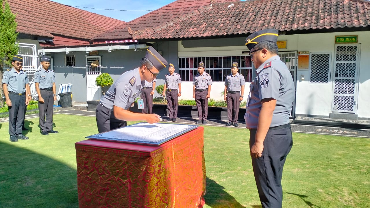 Apel Deklarasi Komitmen Bersama Zero Narkoba dan Handphone oleh seluruh petugas Lapas Tabanan tanpa terkecuali, Senin (2/6).