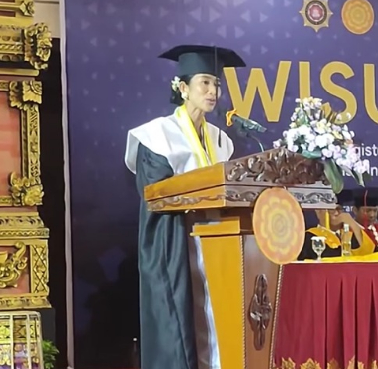 Happy Salma saat didaulat panitia untuk mewakili para lulusan menyampaikan kesan dan pesan.