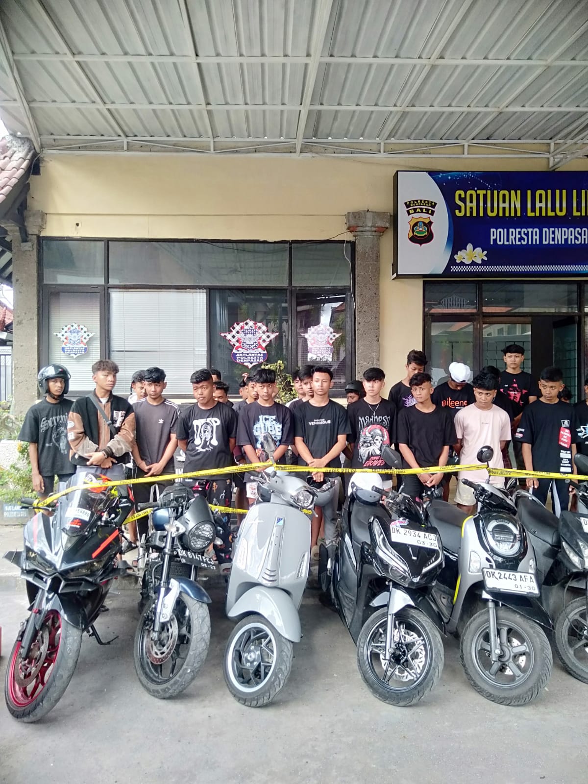 Tindak: Belasan remaja dan sejumlah kendaraan ditindak buntut aksi konvoi ugal-ugalan. (Bali Express/Istimewa)