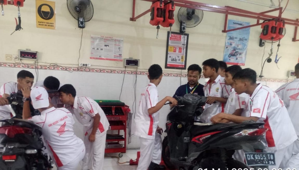 Kegiatan pelatihan dan pengajaran di sekolah mitra binaan Astra Motor Bali di SMK Negeri 1 Amlapura.