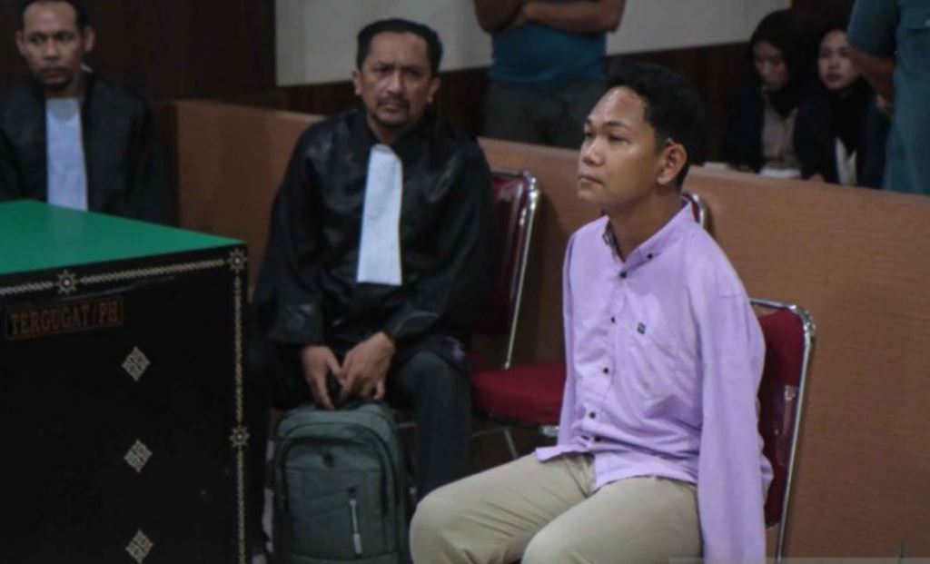 Terdakwa selaku penyandang tunadaksa I Wayan Agus Suartama alias Agus Buntung mengikuti sidang putusan kasus pelecehan seksual di Pengadilan Negeri Mataram, NTB, Selasa (27/5/2025).