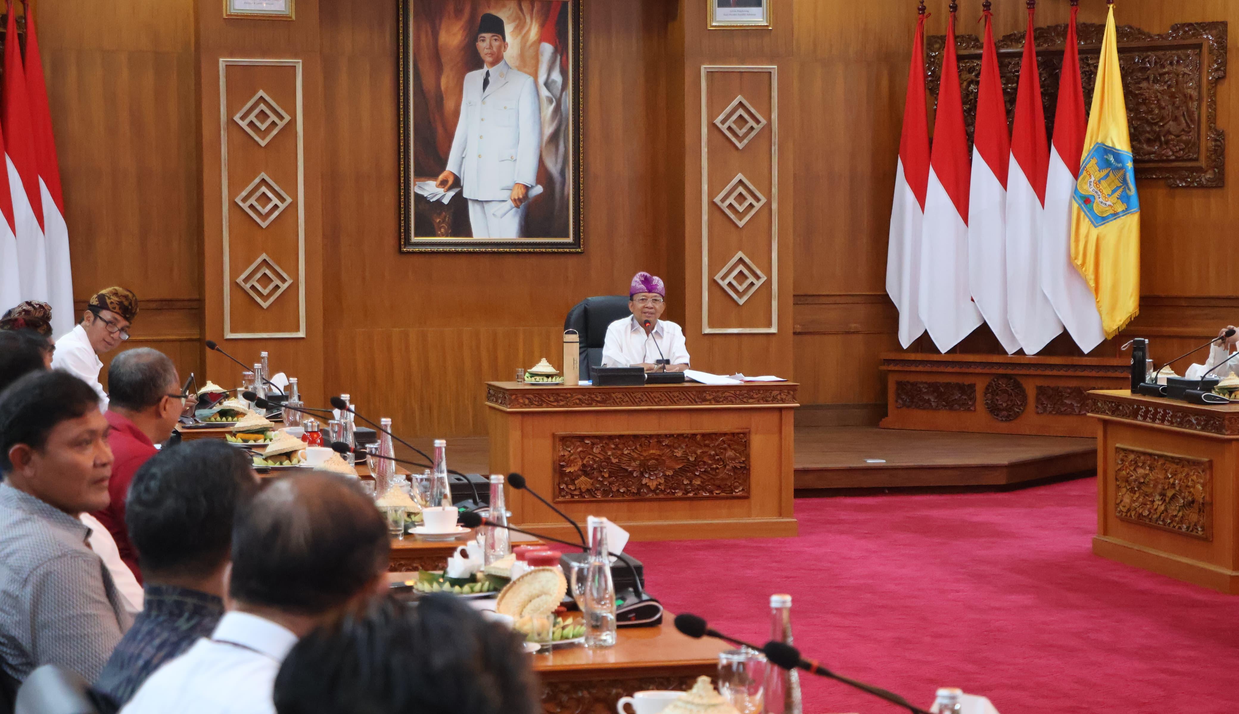 PROGRAM SARJANA: Gubernur Bali Wayan Koster menggelar pertemuan bersama seluruh rektor perguruan tinggi negeri dan swasta se-Bali digelar pada Senin (2/6) pukul 14.00 WITA di Ruang Rapat Kertha Sabha