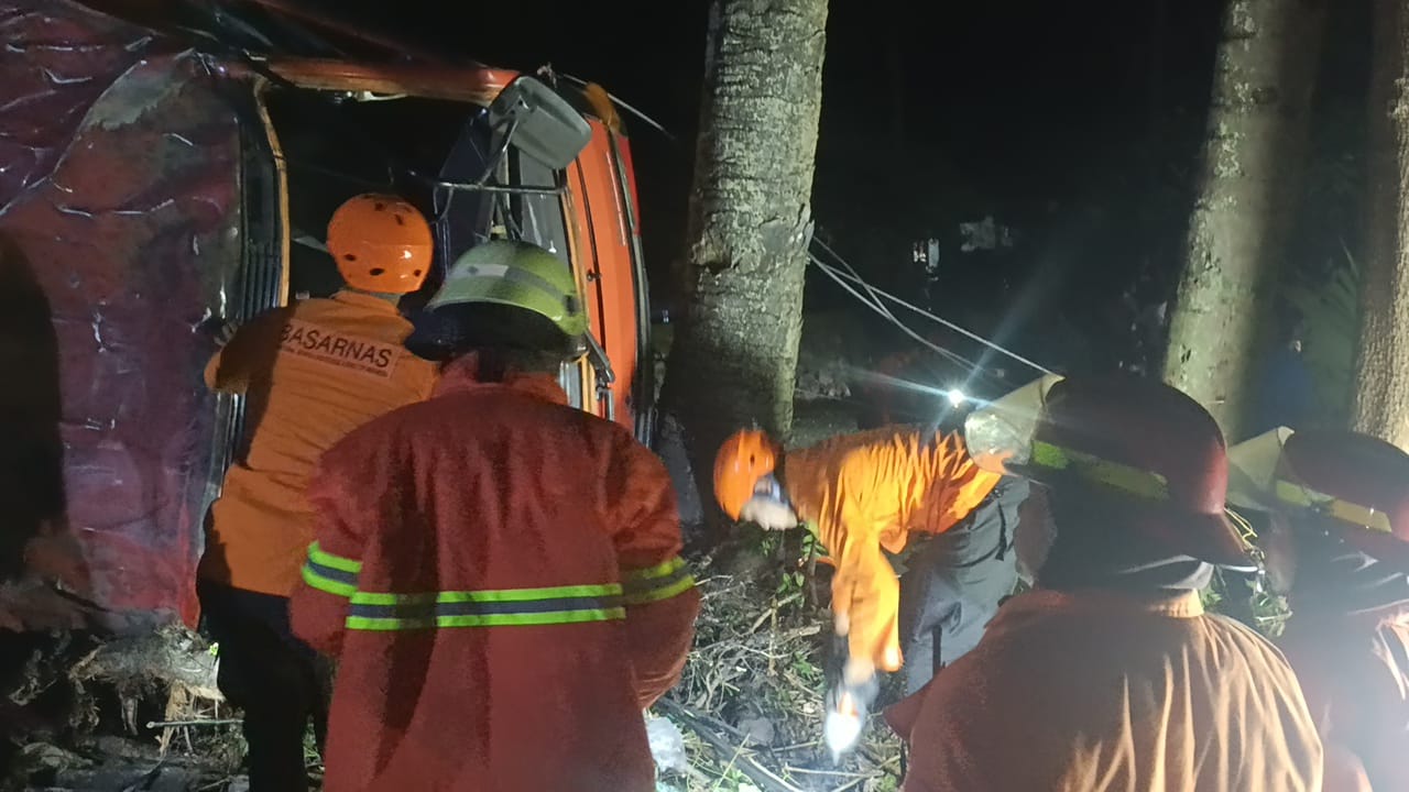 Tim SAR Pos Karangasem mengevakuasi sopir truk tangki yang mengalami kecelakaan di Desa Kerta Mandala, Kecamatan Abang, Kabupaten Karangasem, Bali, Senin (2/6/2025).