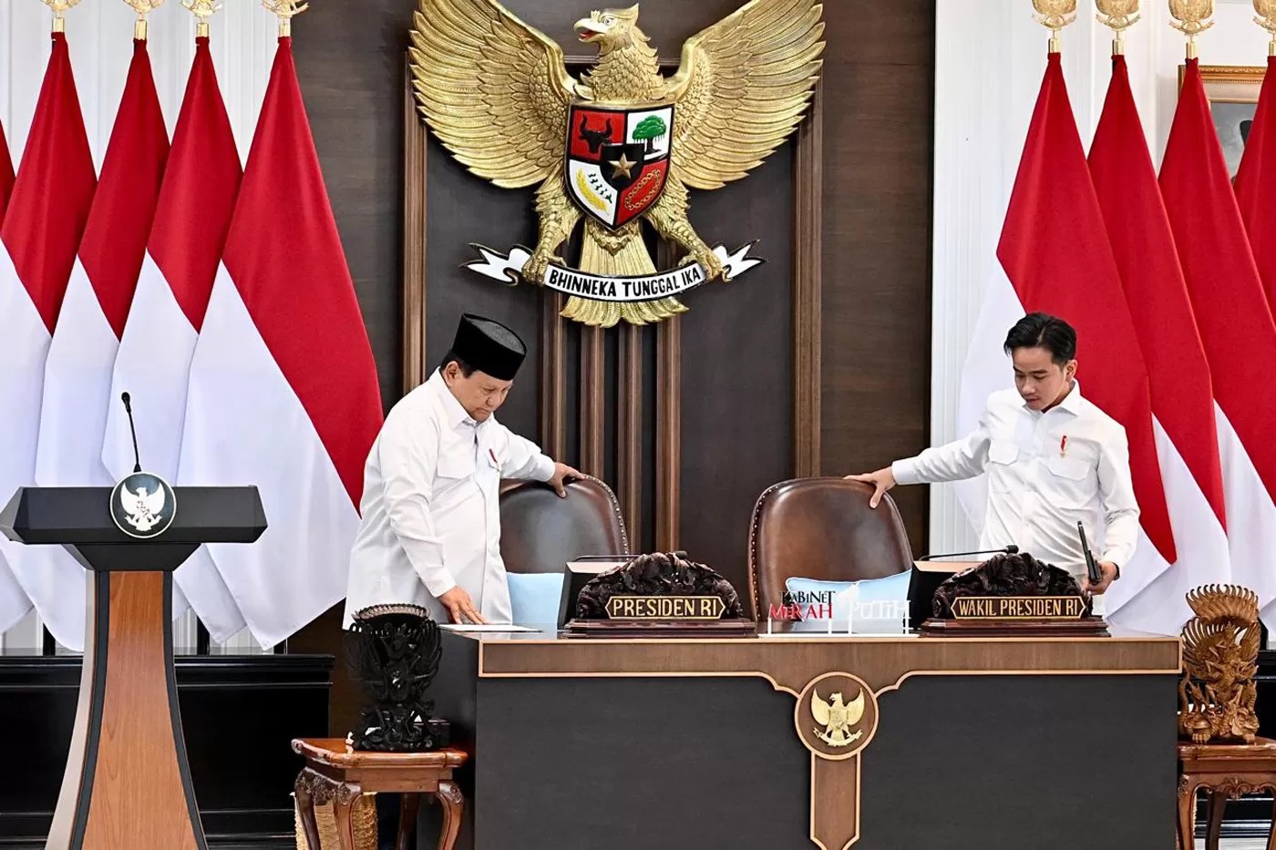 Presiden Prabowo Subianto disaksikan Wakil Presiden Gibran Rakabuming Raka memberikan pengantar saat memimpin sidang kabinet paripurna di Kantor Presiden, Jakarta, Jumat (21/3/2025).